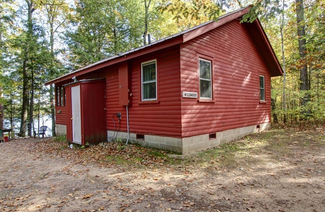 Cozy, Lakeside, Wisconsin Northwoods cabin w/private dock. Pet Friendly!