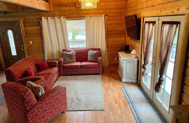 Cozy large cabin with sleeping loft in Forks WA