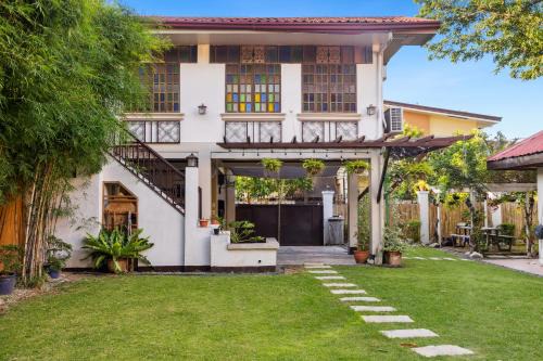Cozy Las Pinas Haven with Big Garden, Pet Friendly - Near Super Market and the Airport