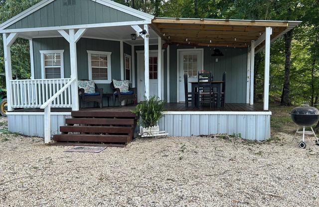 Cozy Last Resort Cottage located on Gun Shute Island off the Alabama River.