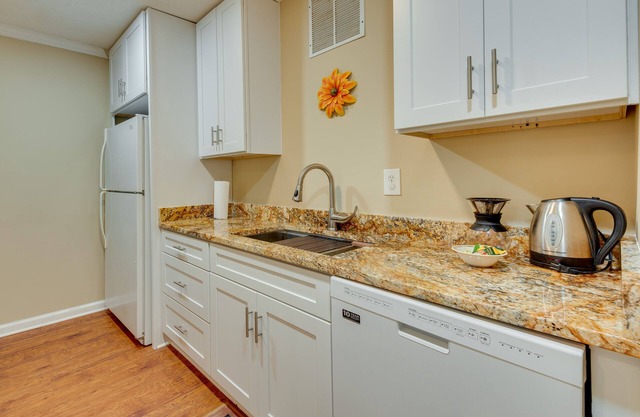 Cozy Lawrenceville Apt - 6 Mi to Mall of Georgia!
