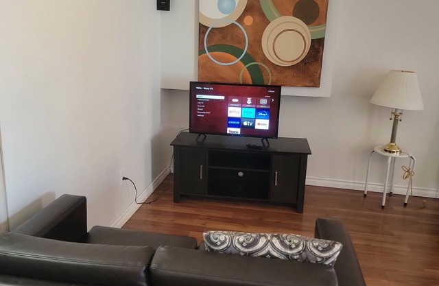 Cozy legal basement- 5 minutes from different shops