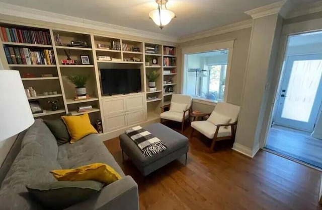 Cozy Leslieville 2-Bedroom Home