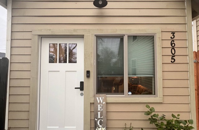 Cozy lil cottage in Sacramento with AC-HEAT, WiFi & a private backyard