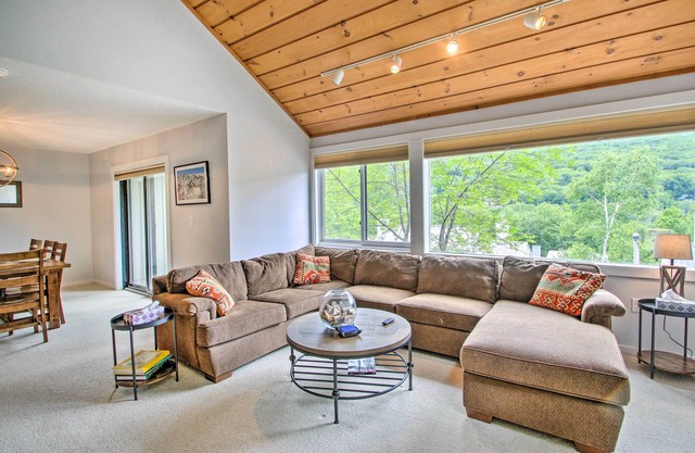 Cozy Lincoln Condo ~ 1 Mi to Loon Mountain!
