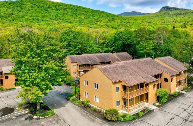 Cozy Lincoln Condo w/ Seasonal Pool Access!