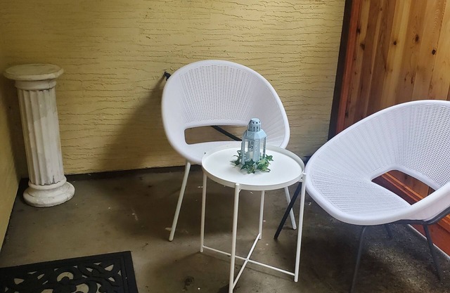 Cozy little all private bachelorette with parking, laundry and dining area