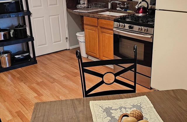Cozy little apartment in a quiet neighborhood in town. Dog friendly.