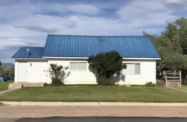 Cozy little house, great location, walking distance to stores and restaurants.