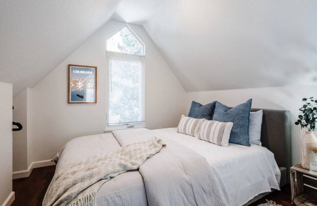 Cozy Little Studio Above Garage & Next To Downtown