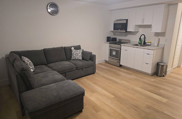 Cozy living room and bedroom apartment in tranquil Riverview with WiFi