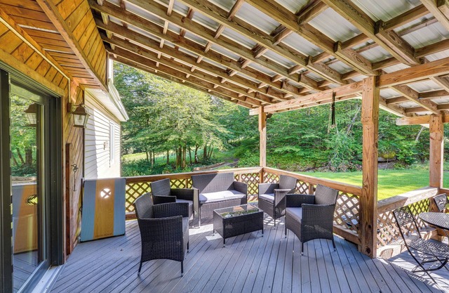 Cozy Livingston Manor Home w/Wood-Burning Stove!