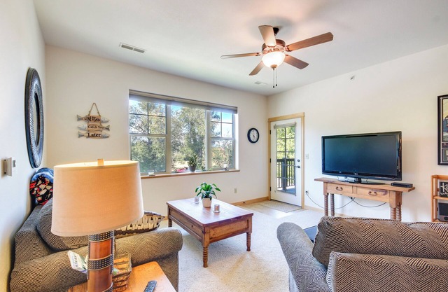 Cozy Livingston Condo w/ Balcony & Mtn View!