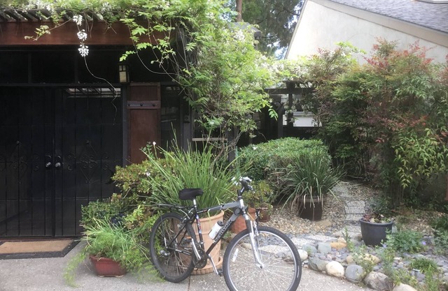Location,close to the University and shopping ,surrounded by the Greenbelt park