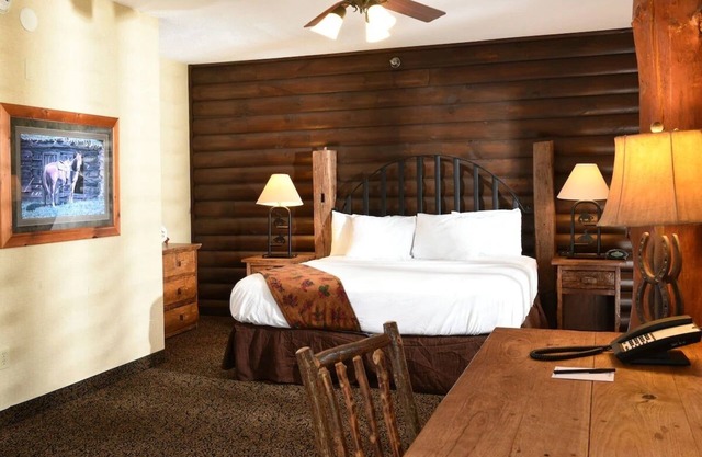 Cozy Lodge Retreat Near Mississippi River with Pool and Free Breakfast