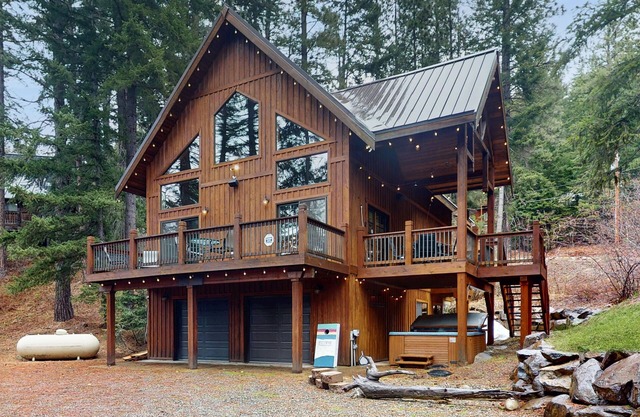 Cozy Lodge Retreat with Hot Tub, Fire Pit, Deck & Spacious Workspaces