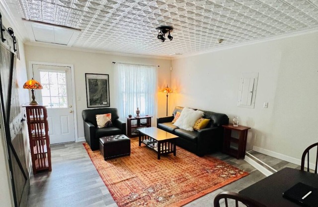 Cozy loft apartment in Stockade district walk to restaurants & bars AC & WiFi