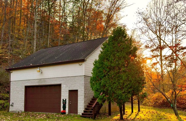 Cozy loft in private country setting 5 mins from downtown, Pet Friendly