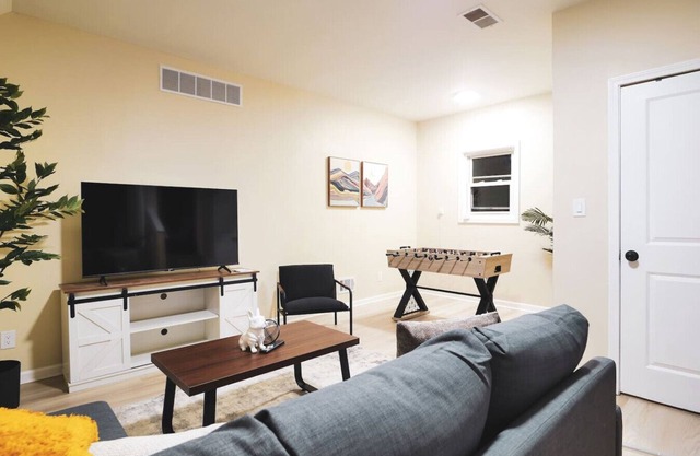 Cozy Loft in Taylor Michigan minutes from DTW