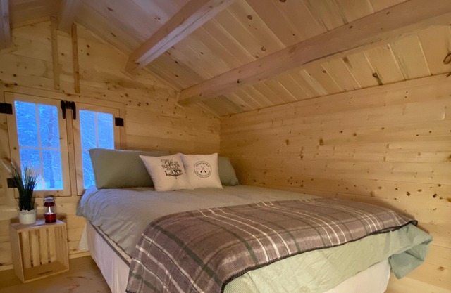 Loft Cabin on Weslemkoon Lake near Crown Land (Pet-Friendly)