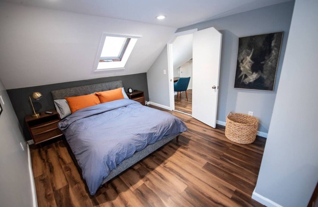 Cozy Loft steps from VT Downtown