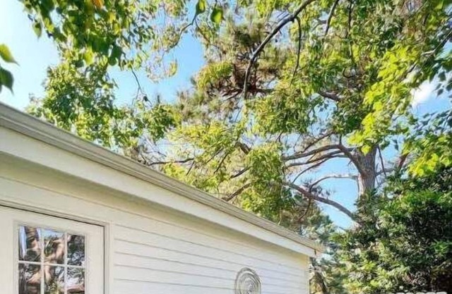 Cozy loft with parking and private patio with barbecue grill