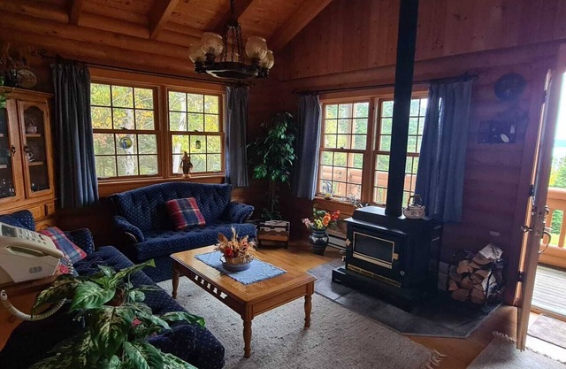 Cozy log cabin with fantastic views and 2 bathrooms