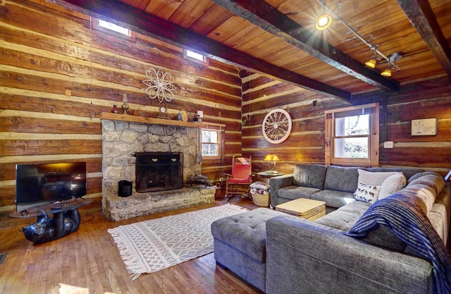 Cozy Log Cabin: 6 Mi to Great Smoky Mtns NP!