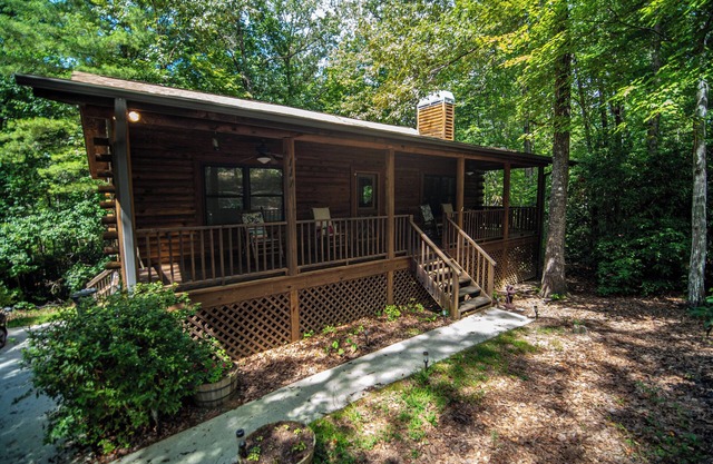 Cozy Log Cabin at Lake Jocassee - with Hot Tub, State Park Pass & Boat Parking