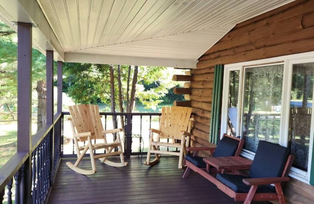 Cozy Log Cabin close to Old Forge and Boonville. Great for small families!