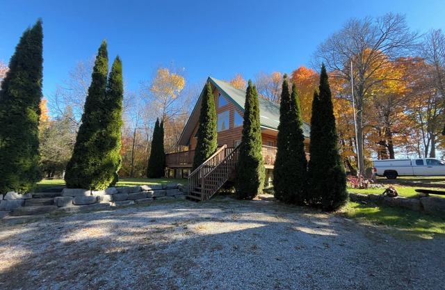Cozy Log Cabin Getaway | 2 Hours from GTA | Peace & Pines