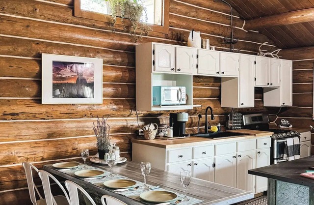 Cozy Log Cabin Getaway with Scenic Mountain