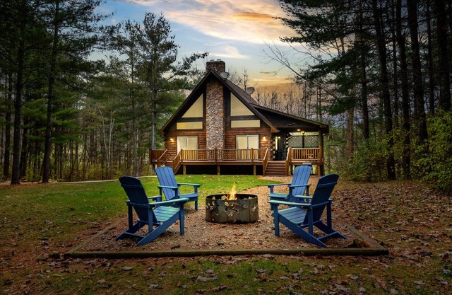 Cozy Log Cabin in Hocking Hills! Hot Tub! Pool Table! Pet Friendly!
