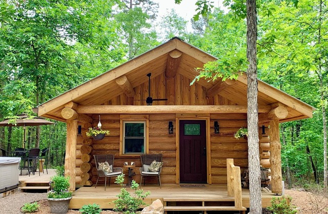 Cozy LOG CABIN in the woods w/hot tub & deck. Near Lake Ouachita & Hot Springs