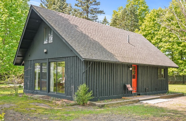Cozy Log Cabin on 1 Acre/Summer Weeknight SALE On Now!!
