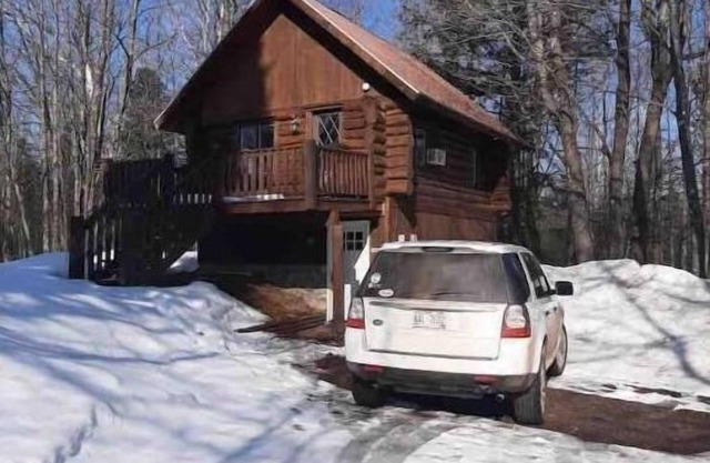 Cozy Log Cabin, Private but Close to Town