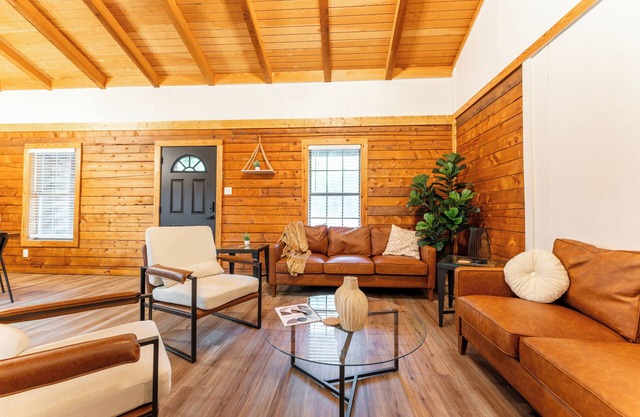 Cozy Log Cabin Retreat - Minutes from fly fishing!!