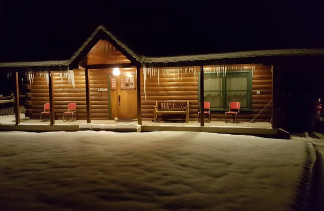 Cozy Log Cabin in Hartland See