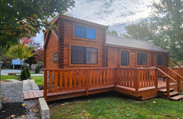 Cozy Log Cabin w/ Loft #12. Minutes from Seven Springs and Hidden Valley!