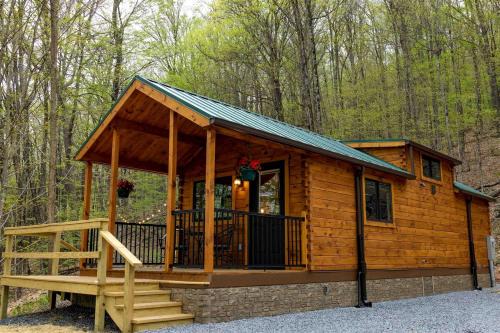 Cozy Log Cabin with a Hot Tub near Seneca Rocks, West Virginia - Perfect for a Romantic Glamping Getaway to the Mountains