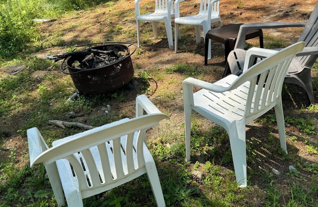 Cozy log cabin with convenient Rockport location; pet friendly!