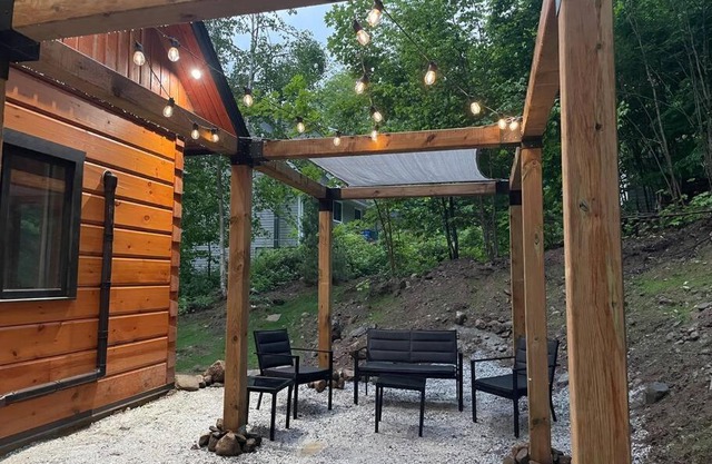 Cozy Log Cabin with Lake Access