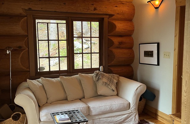Cozy log chalet -15 minute walk to the village.