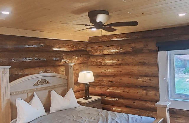 Cozy Log Guesthouse with River Views