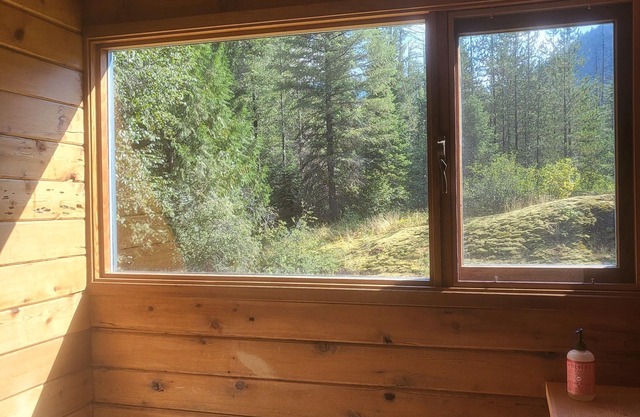 Cozy Log House on Private Acreage 20 Minutes from Nelson.