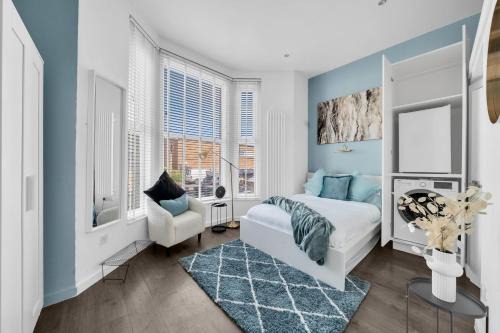 Cozy London Hideaway with Private Kitchen