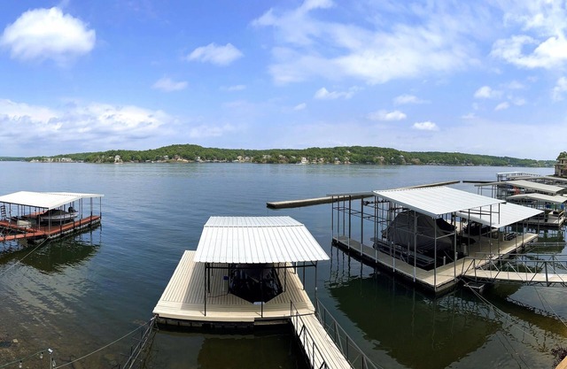 Cozy LOTO retreat! Main channel, 2 decks & dock. Dog friendly & No Cleaning fee!