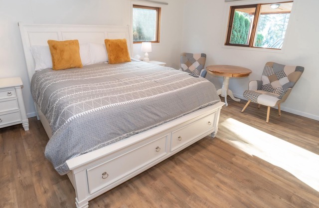 Cozy lower level suite with King bed, just outside of Salmon Arm!