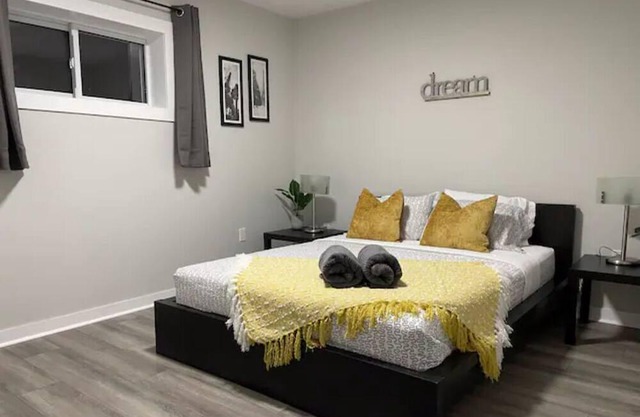 Cozy Lower Main Unit in Orillia