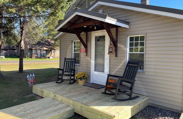 COZY LUMBERJACK COTTAGE- Near Drummond Lake and ATV Trails. Canoe/kayak included